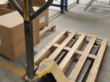 une palette posée sur une autre palette dans un entrepôt