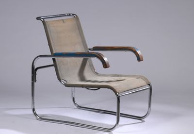 l'image d'une chaise posée sur une surface blanche