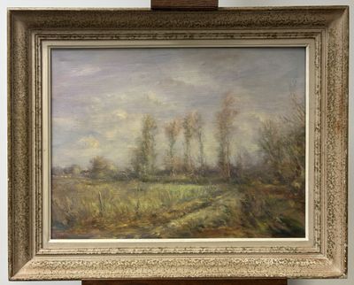 une peinture à l'huile représentant un champ avec des arbres au loin et un ciel en arrière-plan