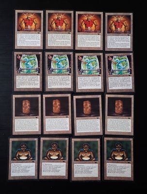 certaines cartes sont posées sur une table, et il y en a beaucoup
