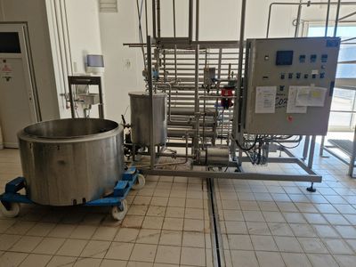 une machine posée sur le sol d'une pièce
