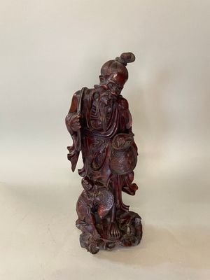 une image représentant la statue d'un homme avec un oiseau sur l'épaule