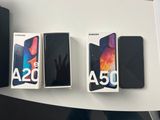 Trois Samsung A50 et un Galaxy A50 sont posés sur une table