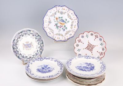 plusieurs assiettes sont empilées sur une surface blanche