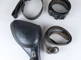 une paire de menottes en cuir noir et une paire de menottes en cuir noir