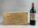 une bouteille de vin posée à côté d'une caisse en bois
