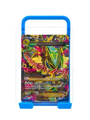 un étui en plastique bleu avec l'image d'une carte pokemon dessus