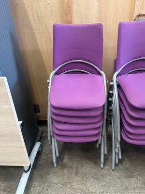 Six chaises visiteurs, piétement tubulaire gris, assise viol…