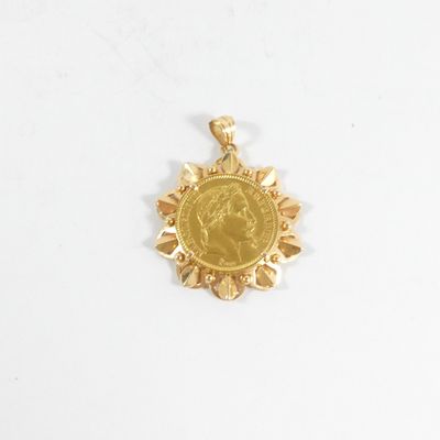 gros plan d'une pièce d'or sur une surface blanche