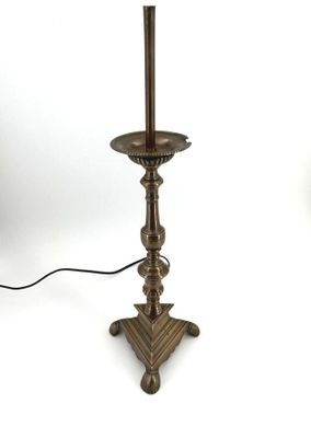 paire de bougeoirs anciens en laiton avec des socles tournés