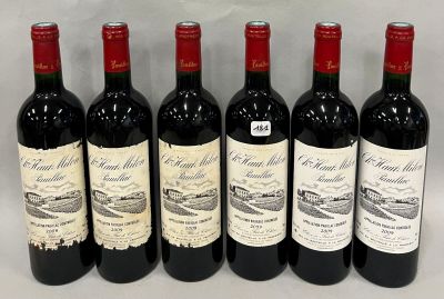 six bouteilles de vin rouge alignées sur une table