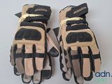 Deux paires de gants de moto sont présentées sur un fond blanc.