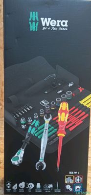La boîte est ouverte sur la table et contient des outils.