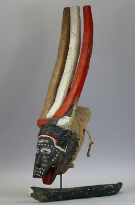 Masque Zewe en bois mi dur richement polychrome figurant un …