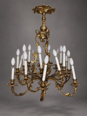 un grand lustre ancien en laiton à douze lumières