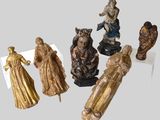de nombreuses figurines de différentes tailles et formes sont exposées