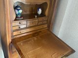 un bureau en bois muni d'un tiroir en dessous
