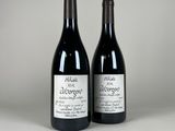 deux bouteilles de vin posées l'une à côté de l'autre sur une table