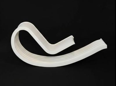 un gros plan d'une bande en plastique blanche sur fond noir