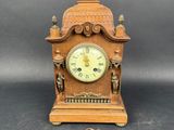 une vieille horloge en bois posée sur une table, à côté d'une ficelle