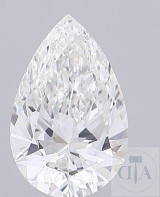 un diamant en forme de poire sur fond gris