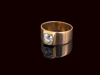 Gros plan sur une bague en or ornée d'un diamant