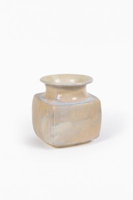 vase en céramique beige sur fond blanc, avec un fond blanc