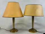 une paire de lampes de table en laiton, chacune munie d'un abat-jour