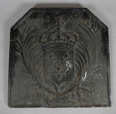 an image of a metal plaque with a crown on it