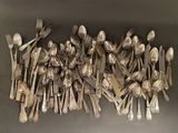 beaucoup de cuillères et de fourchettes en argent sur la table