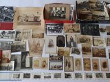 beaucoup de vieilles photos sur la table ensemble
