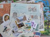 de nombreux types de timbres sur la table