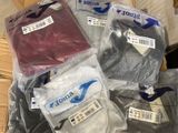 beaucoup de t-shirts qui traînent dans une boîte