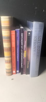 plusieurs livres sont alignés sur une étagère