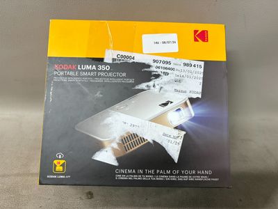la boîte d'un projecteur est ouverte sur la table