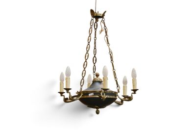 une image représentant un lustre auquel sont suspendues cinq bougies