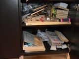 une armoire qui est très encombrée