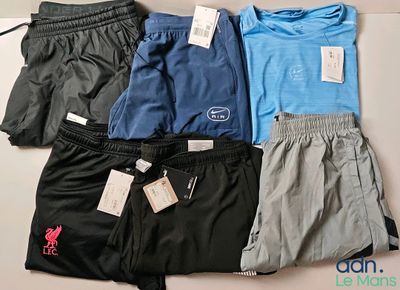 plusieurs paires de shorts pour homme et un t-shirt posés sur une table