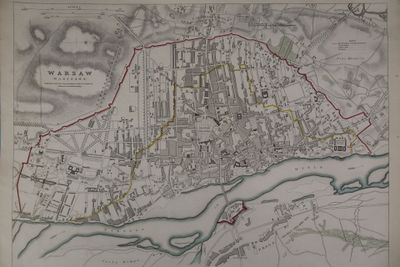 une vieille carte de la ville de Londres sur laquelle figure une ligne rouge