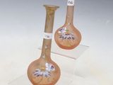 trois vases posés sur un socle transparent