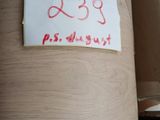 une étiquette posée sur un bout de papier posé sur une table