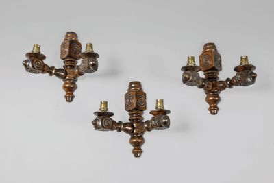 trois appliques murales en laiton antique sur fond blanc