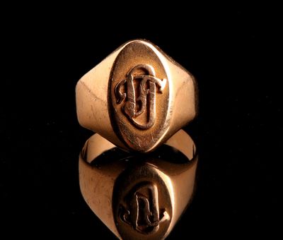 Chevalière en or jaune, 18 carats.