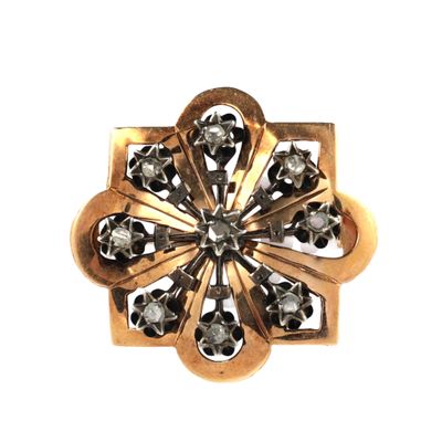 une image montrant un gros plan d'une broche ornée d'un diamant au centre
