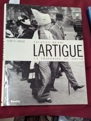 Le livre est posé sur une table, à côté d'un stylo et d'un crayon.
