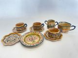 plusieurs tasses et soucoupes posées sur une table