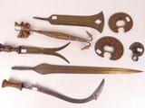 a lot of different types of knives on the table