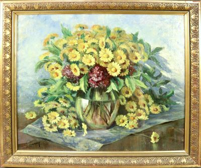 des fleurs jaunes et rouges dans un vase posé sur une table, sur fond bleu