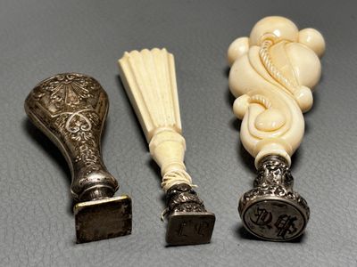 LOT : trois cachets dont un en nacre