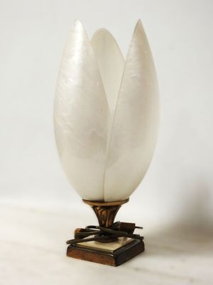 une lampe blanche posée sur une table
